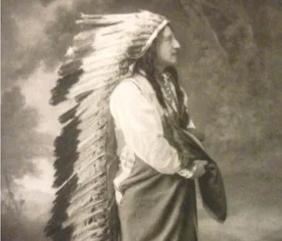 Baroncelli en costume de chef Sioux après avoir rencontré des représentants de tribus.