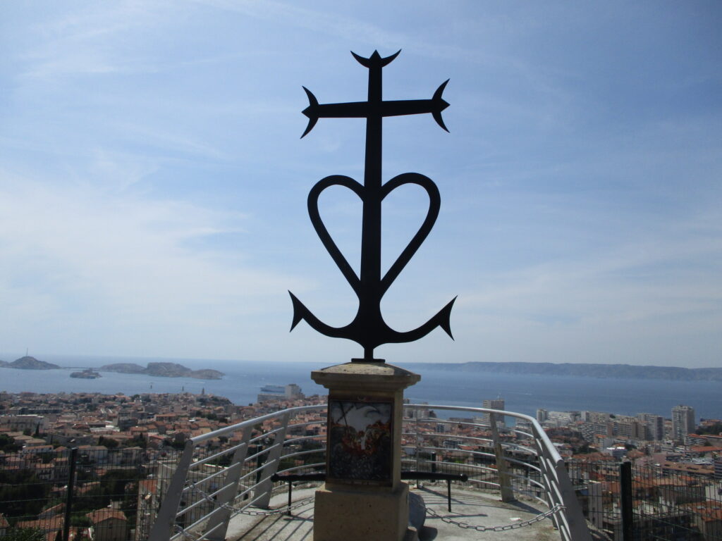 La Croix Camarguaise est aujourd'hui érigée sur une stèle de Notre-Dame-de-la-Garde, à Marseille. Elle est un symbole important de la Camargue et de la culture provençale. Crédit photo DR